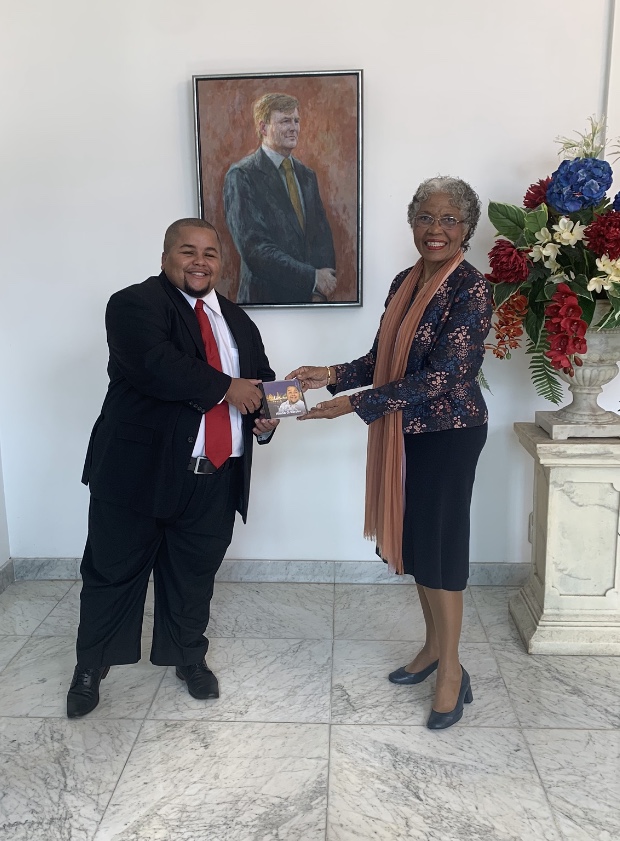 Kadir Snijder presents national anthem to Governor