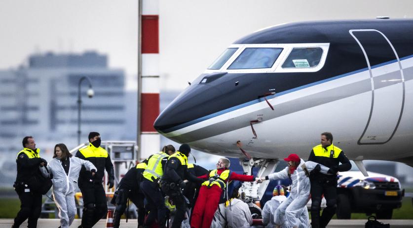 Airlines call it “deplorable” that climate protestors breached Schiphol Airport; Arrest total rises to 300