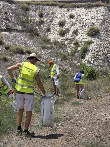 Kunuku Man Collects 58 Kilograms of Trash Days After Aruba Street Cleanup