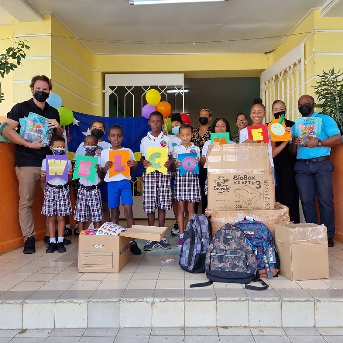 Students Pedro Luis Brion School receive donations