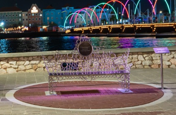 Pisas III Cabinet Unveils Artistic Bench Honoring Former Governor George-Wout