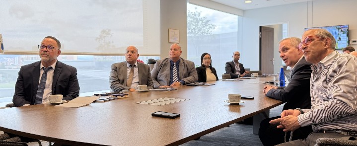 Health Minister Boekhoudt Visits Leading Cancer Treatment Center in Colombia