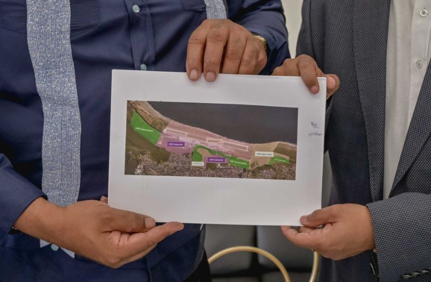 Historic Moment: Minister Cooper Signs Agreement with Curaçao Airport Holding for Major Airport Area Development