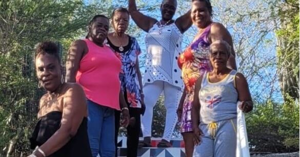 Cleanup day around art in Seru Papaya neighborhood