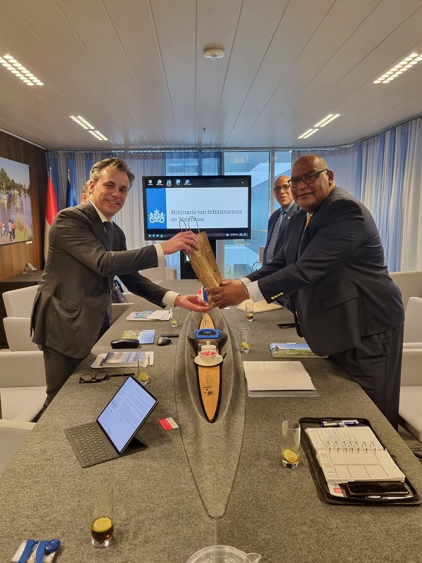 Ministers in conversation about meteorology and aviation