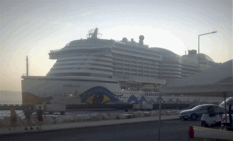 Cruise boat Aida Perla without problems on the islands