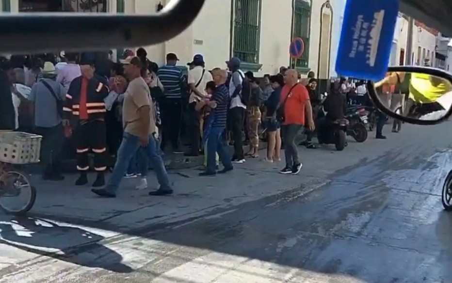 Long Lines at Banks Highlight Hardship for Pensioners in Cuba