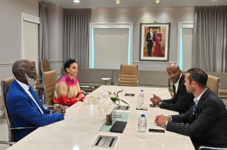 Prime Minister Pisas Receives Digicel Executives to Discuss Fiber Optic Expansion in Curaçao