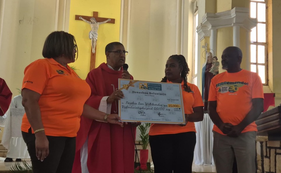 Selikor and Fundashon Desaroyo Willibrordus Donate Funds for Restoration of Historic Church