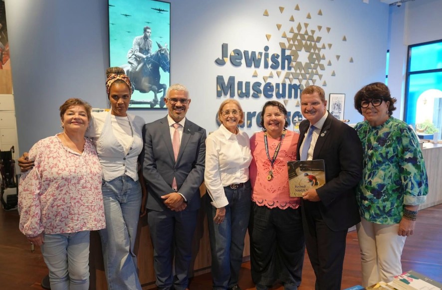 Aruba Prime Minister Mike Eman Visits Jewish Museum Curaçao and Discovers Family Connections