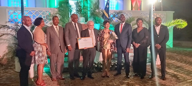 Izzy Gerstenbluth receives Cola Debrot award