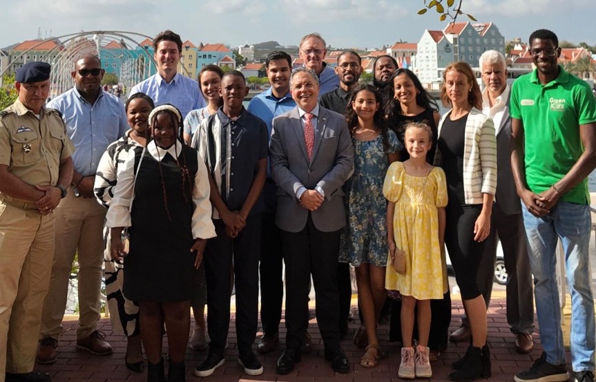 GreenKidz Presents “Tene Korsou Limpi” to Governor of Curaçao