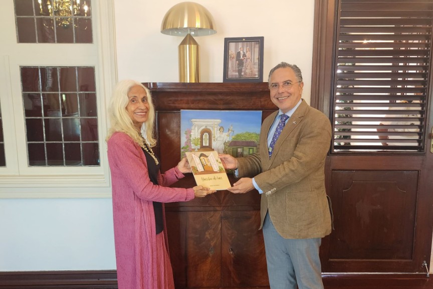 Governor Receives Book and Artistic Explanation from Saida Hernandez