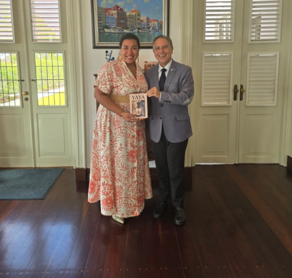 Author Desiree Hooi-Martina Presents Book on Yaya Heritage to Governor
