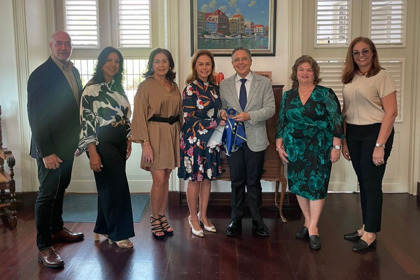 Volunteers Discuss Support for Cancer Fund with Governor