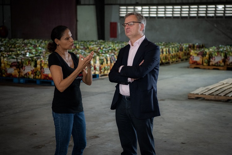 Cft chairman Raymond Gradus visits Food Bank Curaçao