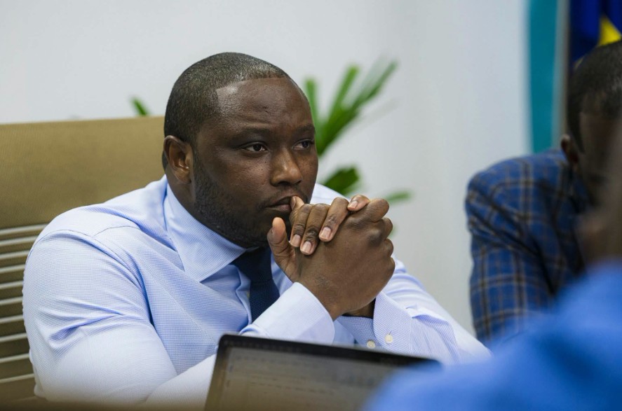 Rising Concerns Over Beach Thefts and Burglaries in Bándabou Prompt Meeting With Justice Minister