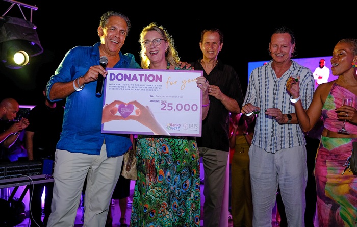 IBIS Management celebrates 25 years with a surprise XCg 25,000 donation to the Curaçao Innovation Hub