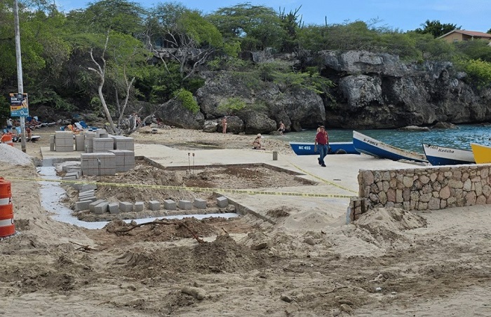 Authorities Conduct Inspection on Playa Daaibooi to Ensure Compliance with Business Permits