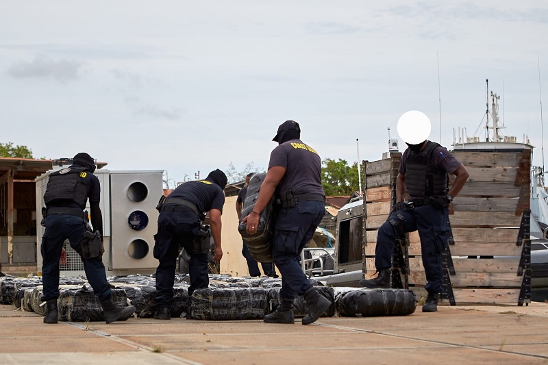 Large drug bust: HNLMS Groningen and Coast Guard intercept over 2500 kilograms of drugs