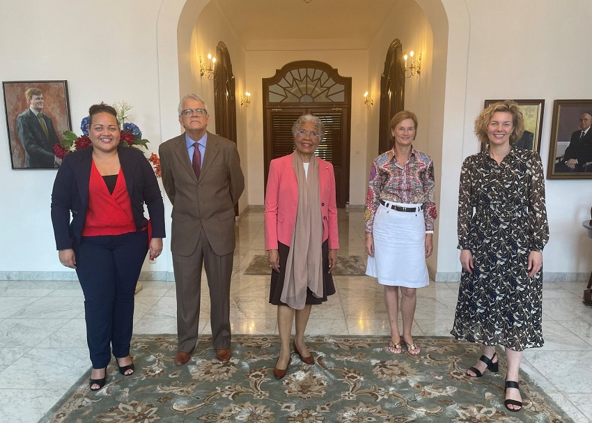 Dutch Red Cross at the Governor