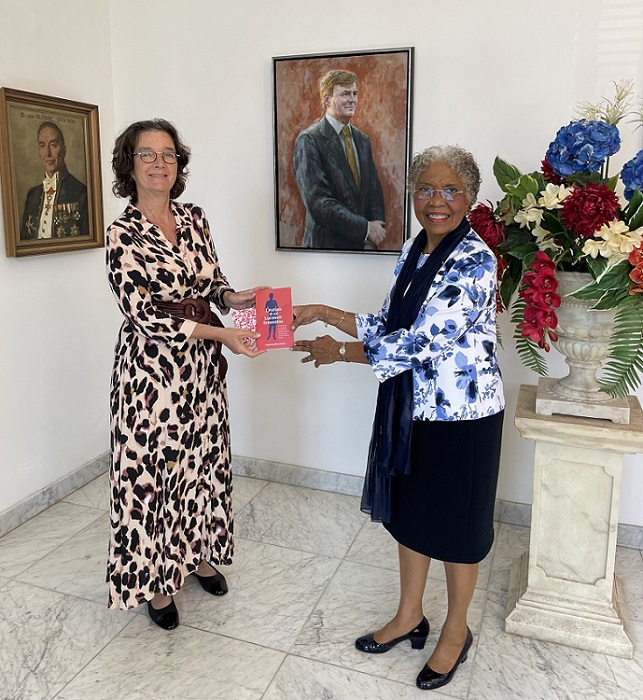 Governor offered the book “Lèsnan di mi Kurason Femenino”