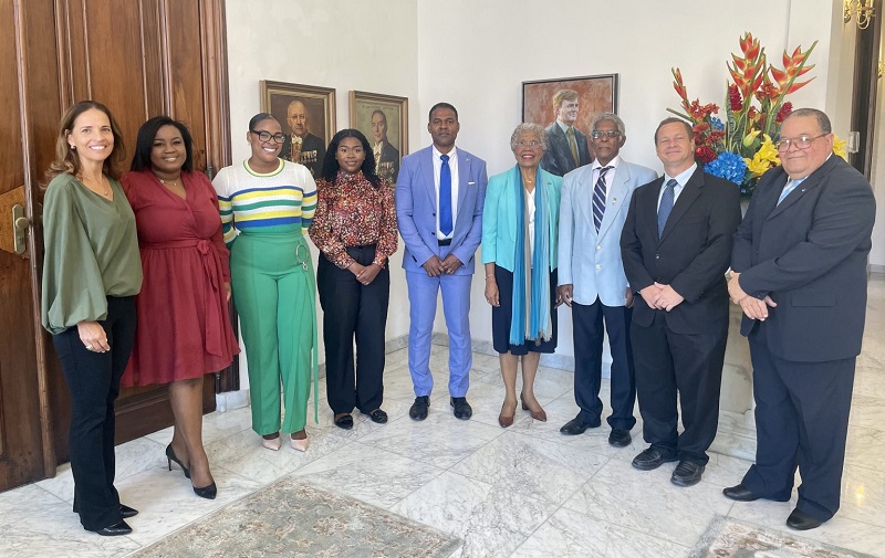 Komishon Emblema Kòrsou visits the governor