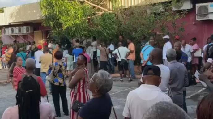 Long Lines Form as Distribution of New 2026 License Plates Begins in Curaçao