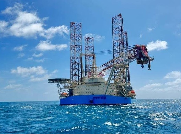 Massive Wind Turbine Installation Vessel Maersk Viridis Arrives in Curaçao