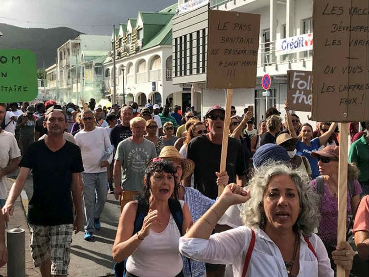 Hundreds protest Saturday against mandatory vaccinations, health pass