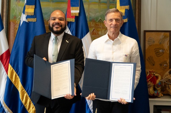 Minister Middelhof Takes First Steps Toward Eliminating Dominican Visa Requirement