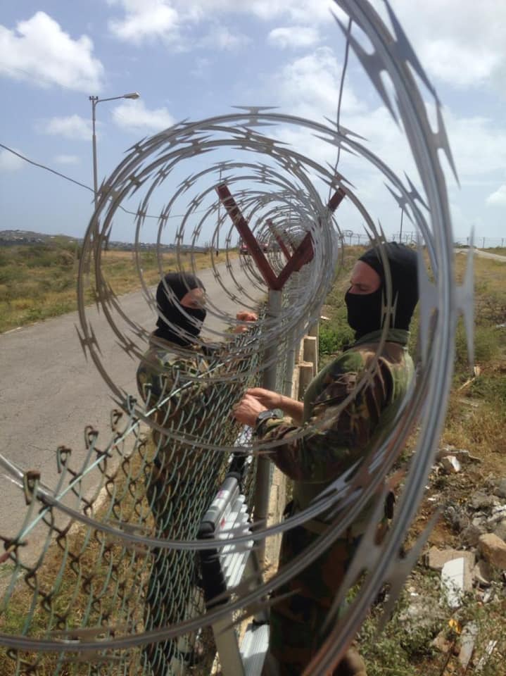 Soldiers restore barbed wire prison Curaçao