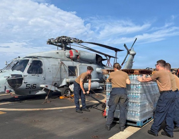 U.S. Navy Receives Water from Dutch Vessel During Venezuela Earthquake Relief Mission