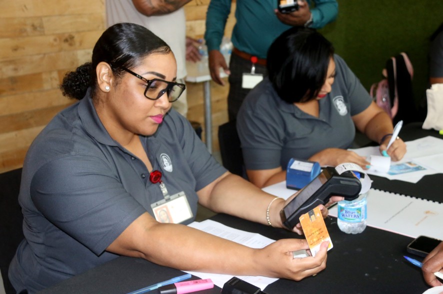 Distribution of new bank cards for welfare recipients begins successfully in Curaçao