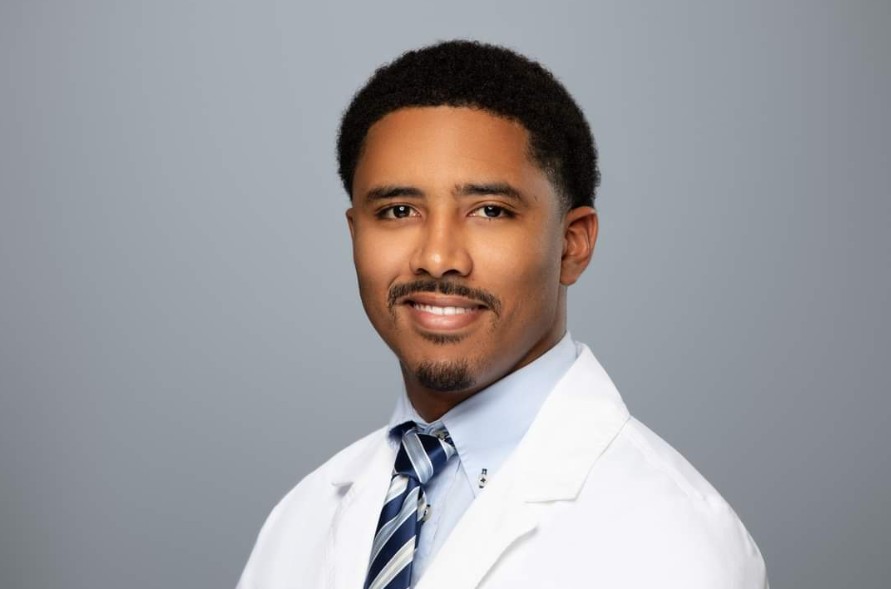 From SMU Curaçao to the Medical World: Dr. Aemil Palm Inspires Local Students to Pursue Their Dreams
