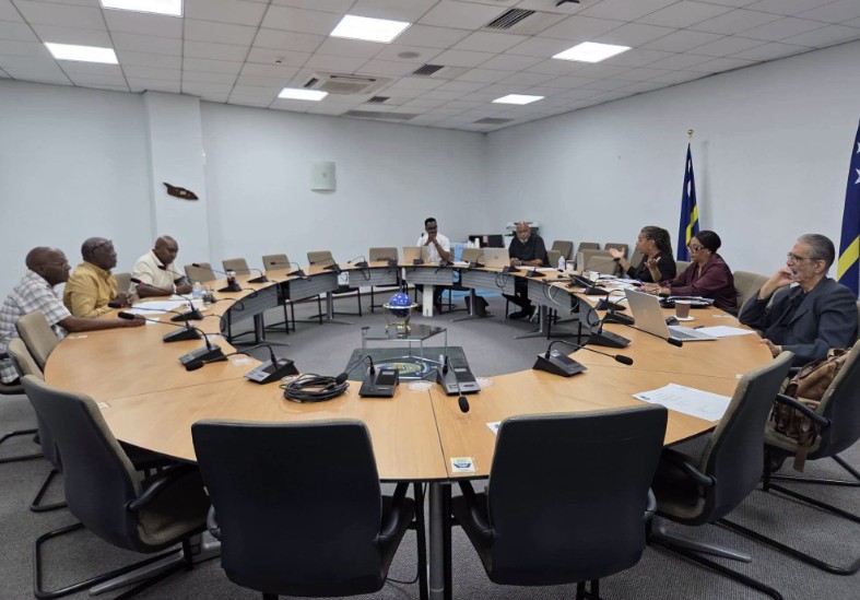 Parliament Reopens Debate on 12% Service Charge for Curaçao Hospitality Workers