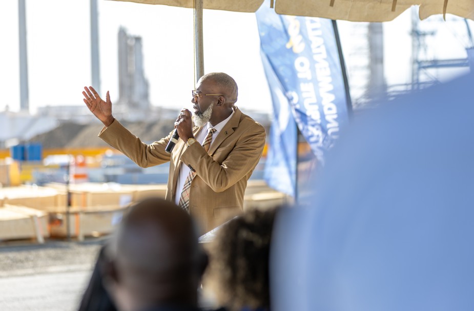 Pisas: Leaders Must Sometimes Have Courage to Act in the Public Interest