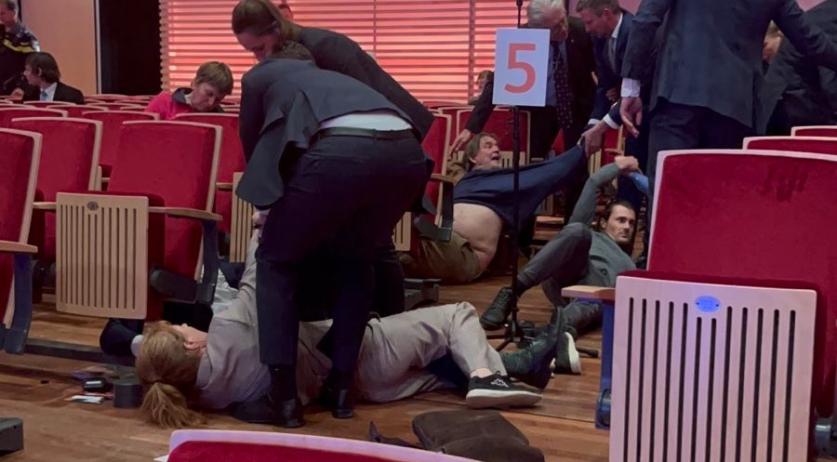 Chaotic ING shareholders' meeting due to climate activists protests; At least 1 arrest