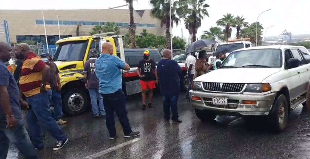 Drivers block Schottegatweg Zuid