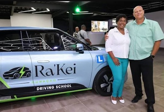 Ra’Kei Curaçao Introduces First Electric Driving School Vehicle at Parliament