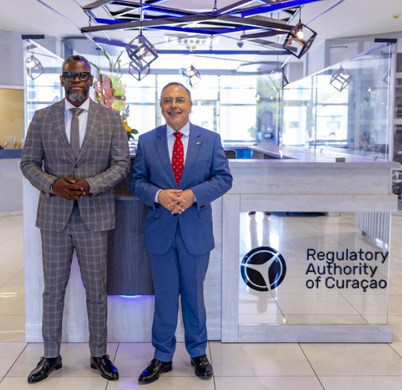Governor de Kort Visits Regulatory Authority of Curaçao
