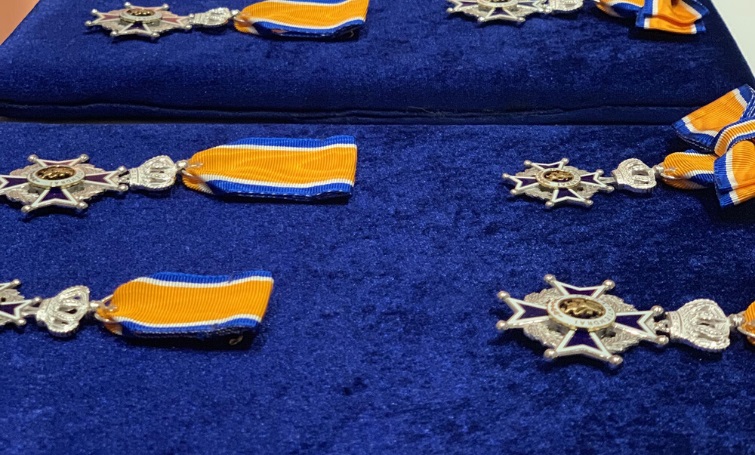 22 Curaçao ribbons, but no ceremony