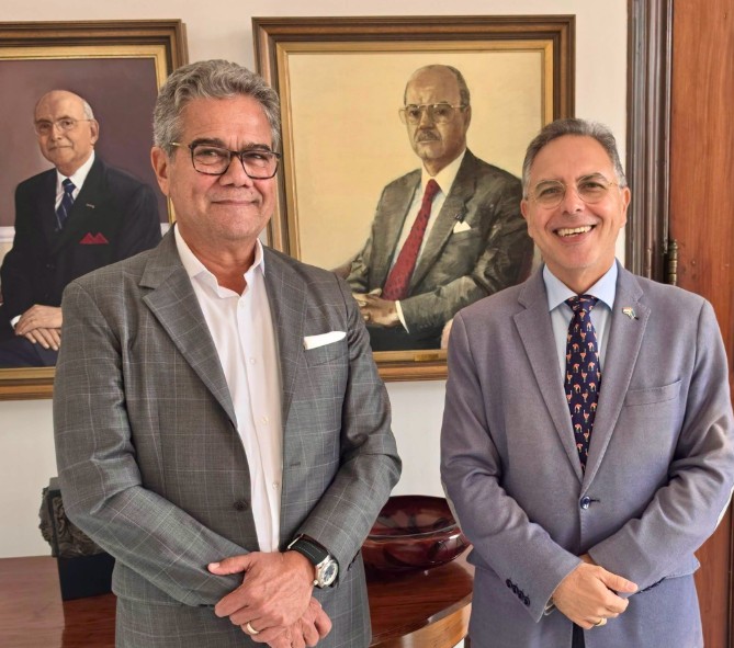 Governor De Kort Receives DCSX Senior Commercial Advisor René Römer