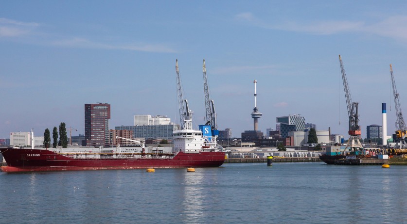 Dutch entrepreneurs, Rotterdam port worried about Russian invasion of Ukraine