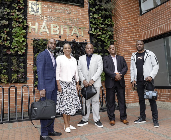 Parliamentary delegation attends presentation by Bogotá's Habitat Secretariat