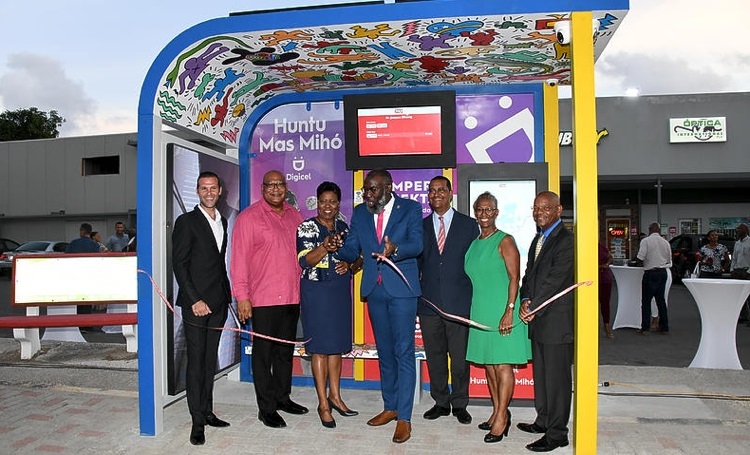 Curaçao has its first 'Smart Bus Stop'