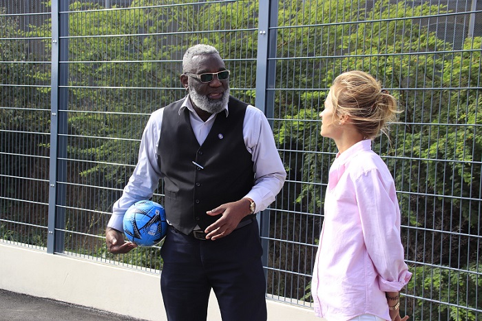 Van Huffelen donates soccer balls to the Curaçao immigration center