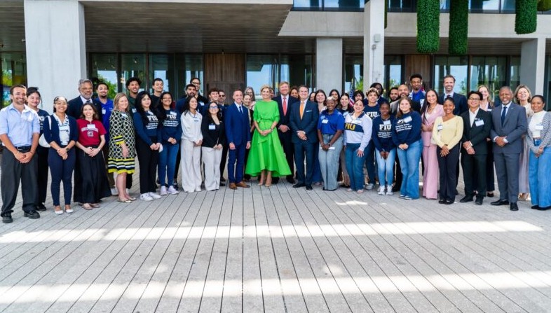 Minister Middelhof Meets Curaçao Students During Royal Visit to Miami