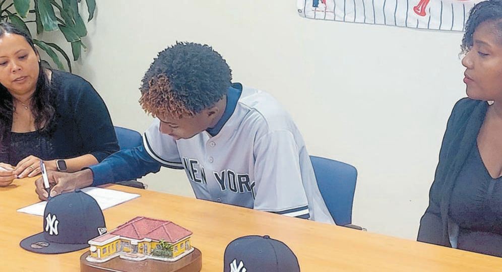 25-year-old Sunayro Martina signs contract with New York Yankees