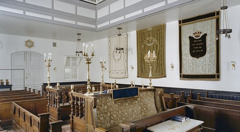 Amsterdam removes visible security measures around Jewish institutions